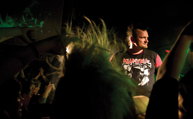 Lavalla
Klamydia, Amarillo, Kotka 2008.
Avainsanat: Klamydia punk rock vaasalainen Vesa Vesku Jokinen Amarillo Kotka Nina Autio mohikaani yleisö 