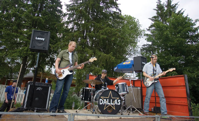 Dallas
Anniskelualueella oli omaa musiikkitarjontaa.
Avainsanat: Koria-Roll Elimäki Kallioniemi festari festivaali Dallas pikkulava anniskelualue cover Dallas
Anniskelualueella oli omaa musiikkitarjontaa.
Avainsanat: Koria-Roll Elimäki Kallioniemi festari festivaali Dallas pikkulava anniskelualue cover