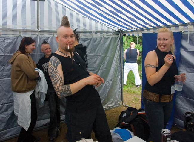 Keikan jälkeen
Ruoska pitää fanitapaamista ja toipuu keikasta.
Avainsanat: Koria-Roll Elimäki Kallioniemi festari festivaali keikan jälkeen takahuone teltta mohikaani pissalla kusella rako humoristinen hauska fanit