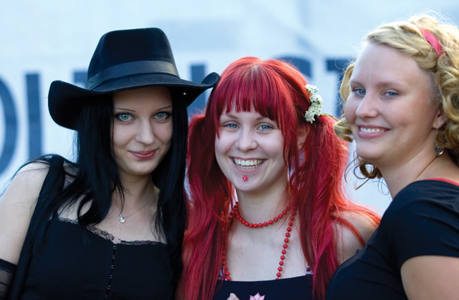 "Ota meistä kuva!"
Avainsanat: Koria-Roll Elimäki Kallioniemi festari festivaali tytöt lävistys kaunis iloinen seksikäs punapää hattu helmet