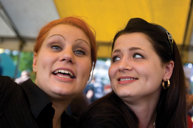 Tolpat-faneja
Avainsanat: Koria-Roll Elimäki Kallioniemi yleisö fanit naiset Tolpat iloinen
