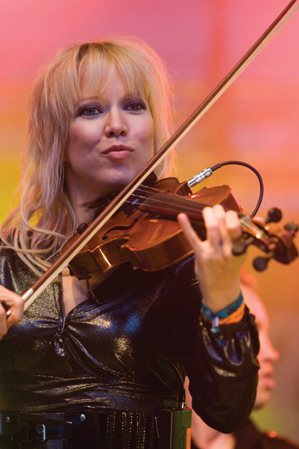 Suu supussa
Johanna Koivu
Avainsanat: Lauri Tähkä & Elonkerjuu Koria-Roll Folkrock Elimäki Johanna Koivu