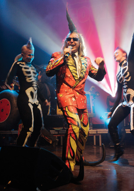 Iloinen laulaja
Ei ole luurankoja kaapissa - ne ovat ihan selän takana
Avainsanat: Leningrad Cowboys Richard Johnson Anna Sainila Maria iloinen luuranko luurangot tanssijat valokiila Iloinen laulaja
Ei ole luurankoja kaapissa - ne ovat ihan selän takana
Avainsanat: Leningrad Cowboys Richard Johnson Anna Sainila Maria iloinen luuranko luurangot tanssijat valokiila