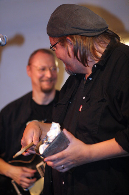 Hauskaa
Fat Boy hakkaa kelloa ja Juha Björninen kitaraa. Ja hauskaa on. Bar Tompuri, Hamina 2005.
Avainsanat: Lil' Green Men Fat Boy Kari Tamminen Juha Björninen kello paperi ilo nauru hauskaa hattu