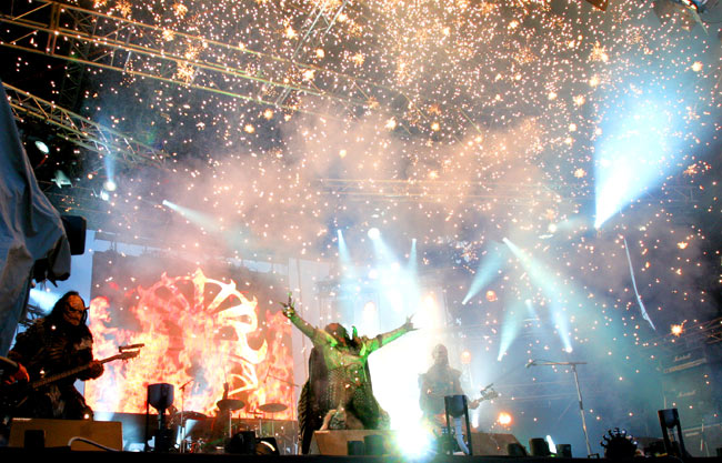 Pyrot paukkuu
Lordi, Kauppatori, Helsinki 2006.
Avainsanat: Lordi pyrotekniikka räjähtää näyttävä hirviöt kauppatori