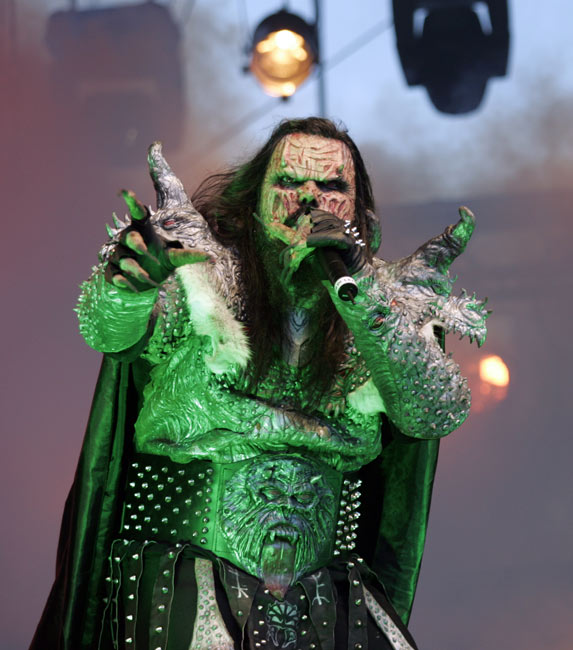 Superjulkkis
Euroviisuvoitto teki Lordista ja samalla Tomi Putaansuusta marginaalihemmosta superilmiön.
Avainsanat: Lordi Tomi Putaansuu euroviisuvoittaja hirviö Hard rock hallelujah kauppatori Helsinki