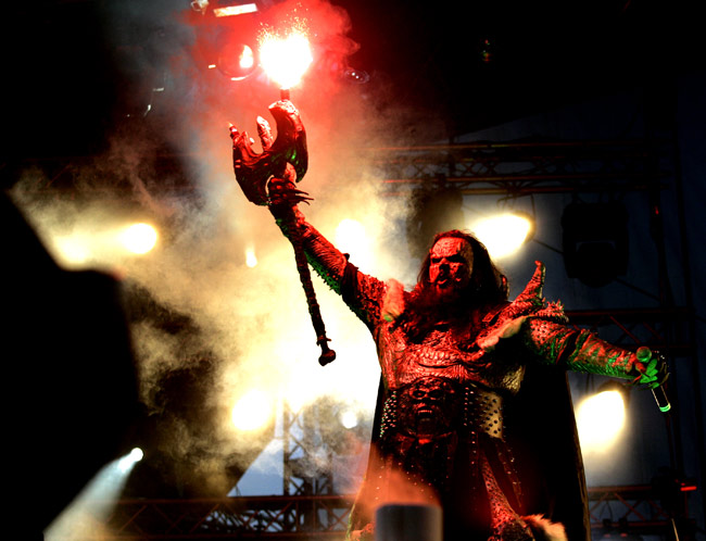 Voittaja!
Lordi, Kauppatori, Helsinki 2006.
Avainsanat: Lordi voittaja kirves tuli hirviö upea kontrastikas palaa loistaa näyttää Tomi Putaansuu