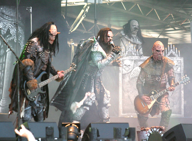 Nipussa
Ox, Mr. Lordi, Awa ja Amen, Sauna open air, Tampere 2006.
Avainsanat: Mr Lordi Ox Awa Amen nippu koossa bändi hirviö maskit tampere