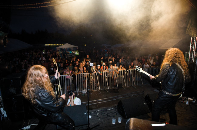 Pääesiintyjä lavalla
Dark River festival 2010 lähestyy päätöstä...
Avainsanat: Los Bastardos Finlandeses Dark River festival Kotka Honkala yleisö eturivi