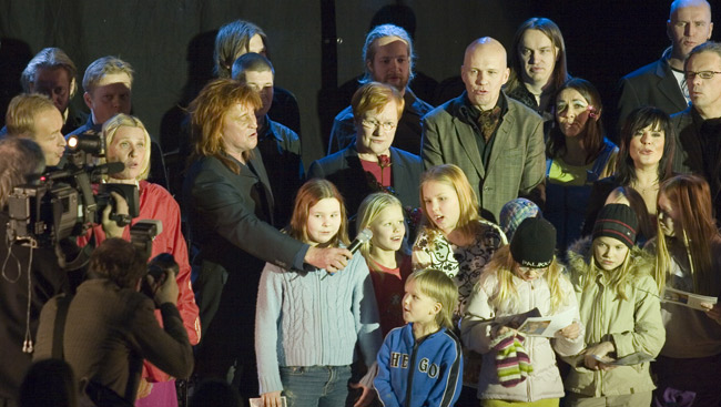 Maamme-laulu
Lopuksi koko purukka veti Maamme-laulun, Karhuvuoren urheilutalo, Kotka 2005.
Avainsanat: Vaalikiertue presidentinvaalit vaalit presidentti Tarja Halonen Kaija Koo Jussu Tommi Läntinen Eija Vilpas lapsia Janne porkka kamera kuvaaja kuvaajat yhdessä laulaa Maamme