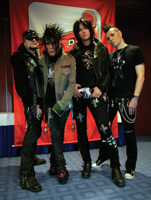 Helsinkiläisiä vampyyreja
69 Eyes lähdössä lavalle ja sitten Amerikkaan.
Avainsanat: NRJ radio awards 69 Eyes poseerata vampyyri amerikan rundi Jussi Jyrki