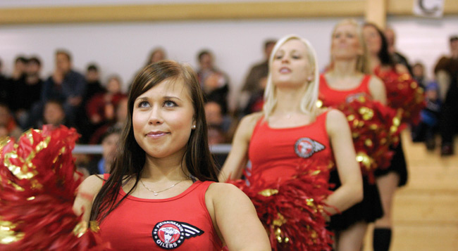 Cheerleaders
Avainsanat: Pietarinkadun oilers kotka jäähalli jääkiekko hyväntekeväisyys cheerleaders kaunis hymy punainen viuhka portaat