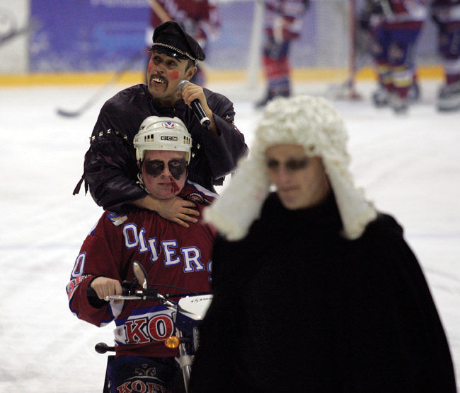 Alta pois pelituomari Hais Kukkanen, Freddie tulee.
Avainsanat: Pietarinkadun oilers kotka jäähalli jääkiekko hyväntekeväisyys Freddie Mercury tuomari Hais Kukkanen alta pois