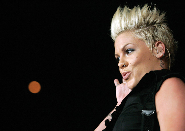 Stupid girl?
"Maybe if I act like that, that guy will call me back
Porno Paparazzi girl, I don't wanna be a stupid girl"
Avainsanat: Pink P!nk stupid girl pystytukka blondi hauska korvamonitori suukko takakeno