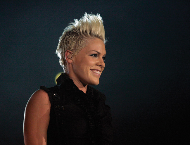 Alecia Moore
Vai sittenkin Pink?
Avainsanat: Pink Alecia Moore pystytukka iloinen suloinen kaunis söpö hymyilee P!nk