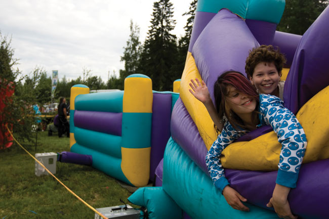 Jokaiselle jotakin
Nuoremmat kurkkivat pomppulinnasta "bäkkäri alueelle"
Avainsanat: Löytty open air Elimäki kouvola pomppulinna lapset