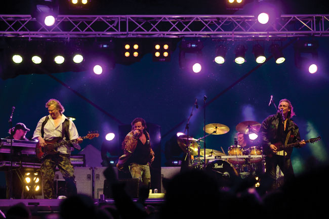 Popeda 2010
Ilman tuulikoneita "Vastatuulirockissa"
Avainsanat: Popeda Kotka Rockfestival sade vastatuuli Pate Mustajärvi Costello Hautamäki Jyrki Melartin Lacu Lahtinen Pate Kivinen
