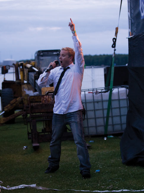 Jalat maassa
Avainsanat: Raptori Kotka Rockfestival