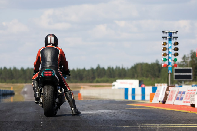 Rata
402,3 metriä matkaa kiihdyttää ja reilusti tilaa jarrutukseen, Alastaro 2007.
Avainsanat: Alastaro Drag Racing Musakuvat sponsorit ennen lähtöä kilpa-ajaja street bike joulukuusi rata varttimaili Jyrki Sinisalo Jykä voittaja