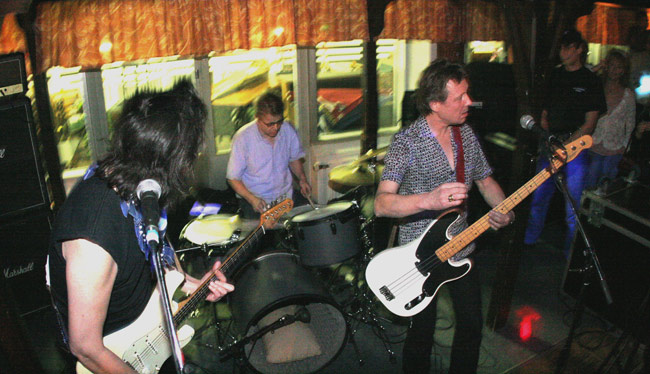 Rock'n'roll fire
Rock'n'roll band, Ravintola Karhu, Kotka 2005.
Avainsanat: Rock'n'roll band Dave Lindholm Pave Maijanen Affe Forsman I'm gonna roll rock'nroll fire