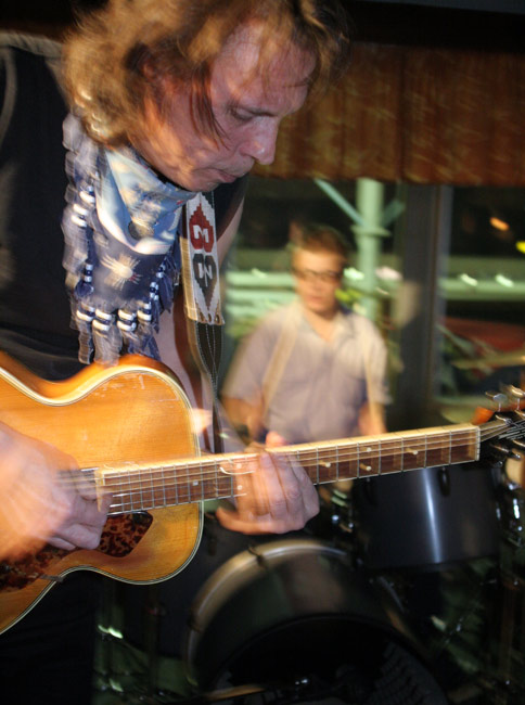 Soolo
Dave vinguttaa.
Avainsanat: Rock'n'roll band Dave Lindholm Affe soolo kitaristi slideputki vinguttaa 30-vuotiskiertue