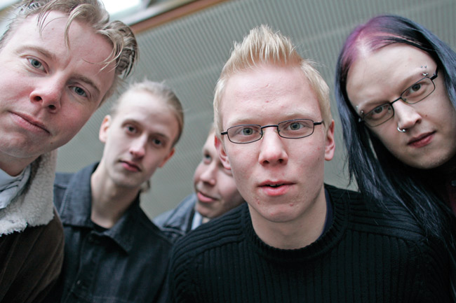Naamat
Jiri, Teemu, Kimi, Eddie ja Lyyderwo
Avainsanat: Royal Melodies Jiri Kimi Lyyderwo Teemu Eddie poseeraamassa Kouvolan keskustassa clifters cover Juuso Lyytikäinen 