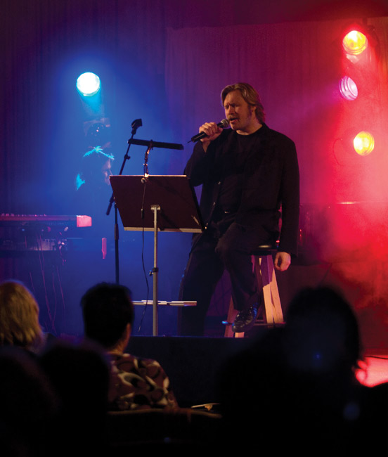 Samuli Edelmann
Yleisessä saunassa, Konserttitalo, Kotka 2008.
Avainsanat: Samuli Edelmann Yleisessä saunassa konserttitalo Juha Vainio Kotka yleisö tulkita näyttelijä