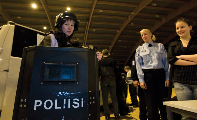 Väkivaltayksikön valioyksilö
Oli aika painava tuo kilpi...
Avainsanat: Seukkarit seutukäräjät Kotka Ruonalan urheiluhalli poliisin varusteet poliisi kilpi 