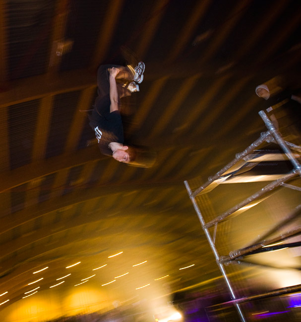 Katto vilisee silmissä
Parkour-näytös
Avainsanat: Seukkarit Kotka Ruonalan urheiluhalli nuortentapahtuma nuoret parkous voltti lentää katto