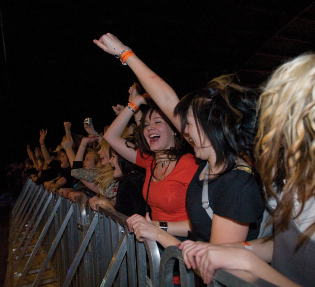 Pääesiintyjä pistää yleisön pähkinöiksi
Lavalla Beats and Styles, Seukkarit, Kotka 2008.
Avainsanat: Seukkarit Kotka Ruonalan urheiluhalli nuortentapahtuma nuoret kaunis tytöt innoissaan