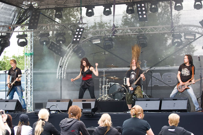 Shattered Within
Korialla
Avainsanat: Koria-Roll Elimäki Kallioniemi nainen tyttö kaunis seksikäs viulisti Tuuli Paju Shattered Within yleisö