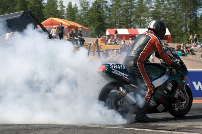 Burn out
Jykä lämmittää takarengasta - ja pitää showta
Avainsanat: Alastaro Drag Racing Musakuvat kiihdytysajo sponsorit burn out lämmittää takarengasta show savu jyrki sinisalo jylä 