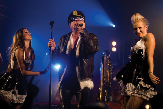 Nyt se vie jupilta naiset
Avainsanat: Sleepy Sleepers Hamina Tattoo Mato Valtonen
