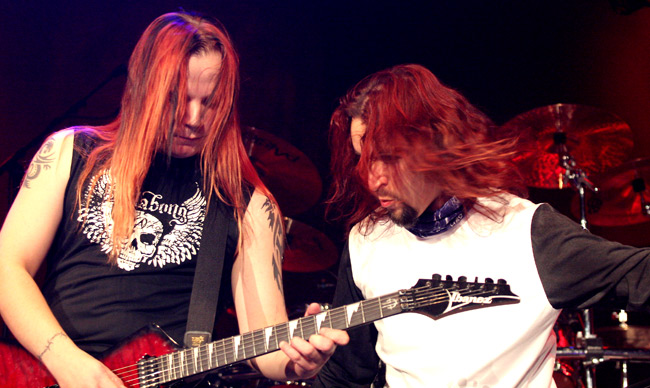 Kato näin se lähteen...
Jani sooloilee, Tony ihmettelee, Helsinki 2005.
Avainsanat: Sonata Arctica Tony Kakko Jani Liimatainen soolo katsoa ihmetellä heilahtaa punapää kaksikko