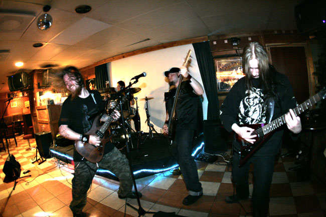 Revitystä
Jolly Rogers, Kotka 2006.
Avainsanat: Soulhavoc Jolly Rogers Ilkka Joni Jaakko Teemu revitys hevi show