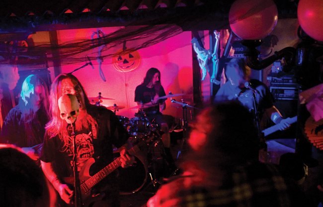 KarhuWeen
Soulhavoc, Hotelli-ravintola Karhu, Kotka 2007.
Avainsanat: Soulhavoc KarhuWeen halloween yleisö pääkallo vauhdikas raju ilmapallo kurpitsa hirttosilmukka