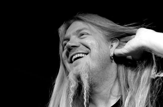 Iloinen hevari
Marco, Tarot, Kouvola 2006.
Avainsanat: Marco Hietala Nightwish Tarot basisti laulaa iloinen nauraa pitkätukka parta mv