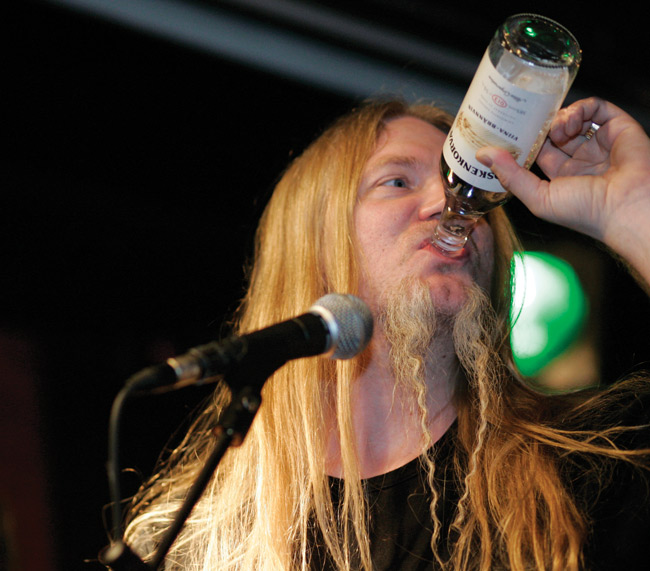 Suu raikkaaksi
Avainsanat: Tarot Marco Hietala Koskenkorva viina juoda rypätä suu raikkaaksi kirkas raikas väkevä hauska koominen hevi