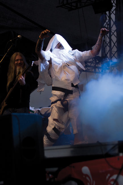 "I walk forever"
.. tai siis ainakin hän hortoilee tietämättömänä siellä lavalla.
Avainsanat: Tarot Kotka Rockfestival katariina Hietala Marco muumio