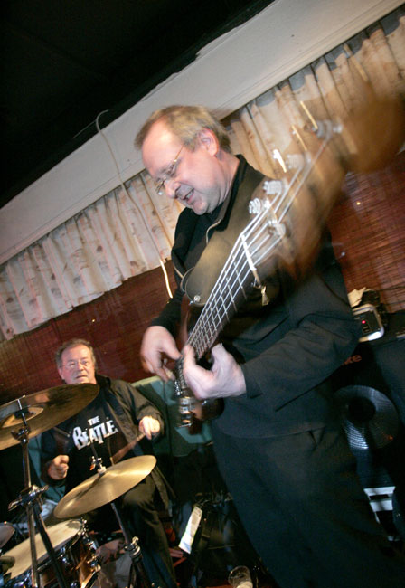 Bassosoolo
Vesa Aaltonen ihmettelee miten Häkä Virtasen bassosoolossa käy, Bar Tompuri, Hamina 2006.
Avainsanat: Tasavallan Presidentti Häkä Virtanen bassosoolo Vesa Aaltonen basisti basso liike heilua rumpali BumtsiBum