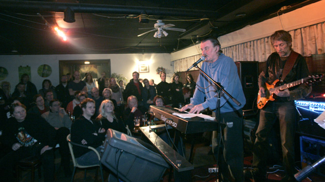 Tupa täynnä
Tasavallan Presidentti, Bar Tompuri, Hamina 2006.
Avainsanat: Tasavallan Presidentti Frank Robson Jukka Tolonen väki yleisö istua tupa täynnä proge progressiivinen rock
