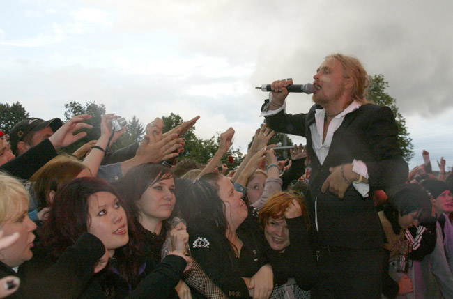 Jimi ja Live 05 -yleisö
Jimi Helsingin Kaisaniemessä 2005.
Avainsanat: Jimi Pääkallo Technicolour Live 05 yleisö tytöt Helsinki Kaisaniemi Jimi ja Live 05 -yleisö
Jimi Helsingin Kaisaniemessä 2005.
Avainsanat: Jimi Pääkallo Technicolour Live 05 yleisö tytöt Helsinki Kaisaniemi