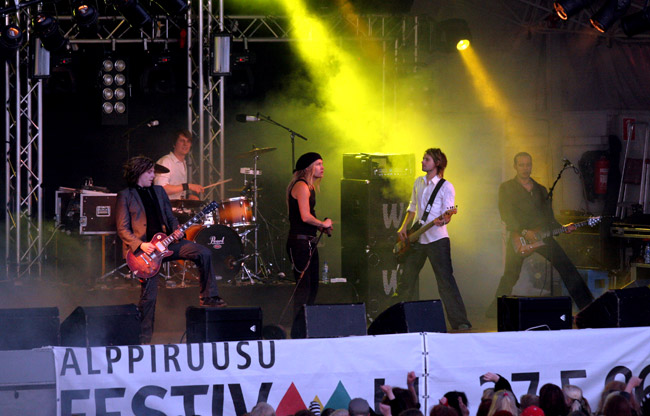 Technicolour
Alppiruusu festivaali, Elimäki 2006.
Avainsanat: Technicolour Alppiruusu Elimäki JImi Gary Toni Dingo lava festivaali koko bändi meno päällä