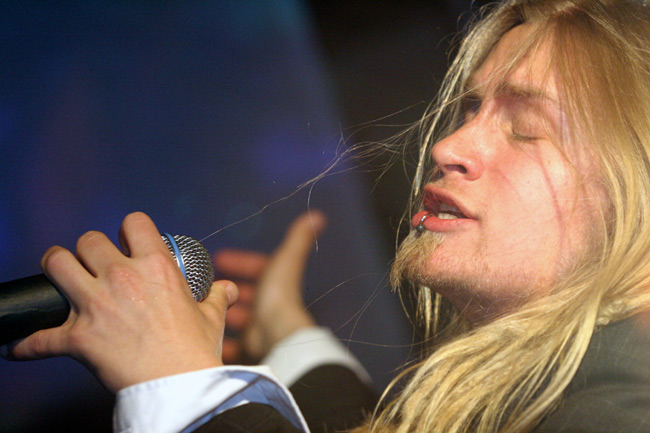 Hyvä stamina
Jimi, Amarillo, Kotka 2005.
Avainsanat: Jimi Technicolour lävistys pitkätukka hiukset kasvot stadionrock