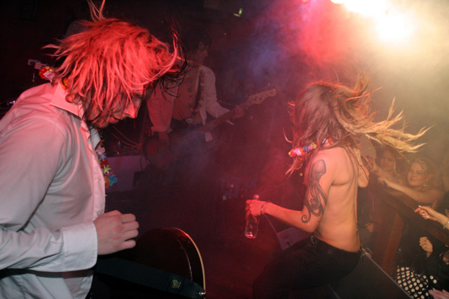 Hikeä ja Technicolouria
Technicolour ei paljon menossa säästele, Amarillo, Kotka 2005.
Avainsanat: Technicolour Gary Toni Jimi Pääkallo tukka heiluu mosh hiki liike bändi