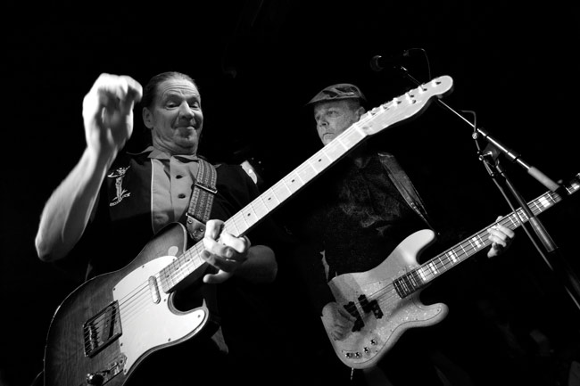 Teddy Guitar näyttää
.. vai oliko se Aikka Hakala
Avainsanat: Teddy & the Tigers guitar Aikka Alpo Hakala AP Niemi Antti-Pekka Kouvola Rockabilly rock'n'roll House of rock Kouvola mustavalkoinen