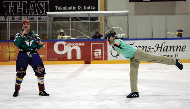 Tervasaaren kesäteatteri
Vaaka
Jumppaa, yks kaks koli neli...
Avainsanat: Tervasaaren kesäteatteri Kari Hietalahti Janus Hanski vaaka jumppaa yks kaks koli neli Pietarinkadun oilers kotka jäähalli jääkiekko hyväntekeväisyys