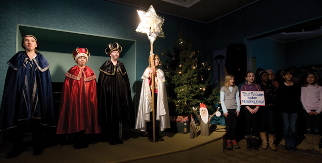 Pekkasen koulun musiikkiluokat esittävät perinteistä jouluesitystä
Tiernapojat, Kartanon joulu, Kotka 2009.
Avainsanat: Tiernapojat Kartanon joulu Kotka Meriniemi Pekkasen koulun musiikkiluokat musiikkiluokka tähti Herodes joulu