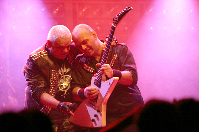 Sooloa
Udo ja Stefan
Avainsanat: U.D.O. Udo Dirkschneider Stefan Kaufmann soolo kitara näyttää niitit heavy saksalainen