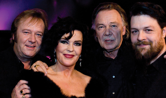 Jorma Kääriäinen, Paula Koivuniemi, Kari Tapio ja Riku Niemi
Vihdoinkin!
Konserttikiertueen julkistaminen, Helsinki 2007.
Avainsanat: Vihdoinkin konsettikiertueen julkistaminen lehdistötilaisuus Eastway studio 51 helsinki iskelmä